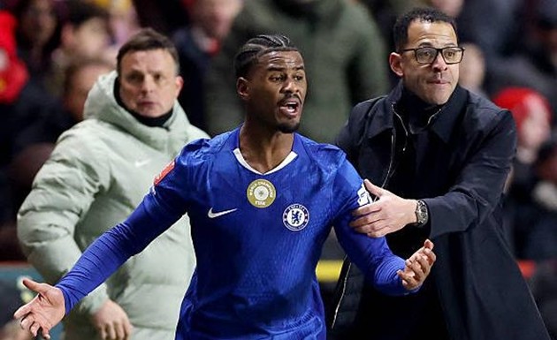 Jorrel Hato đánh giá cao chiến thuật của Liam Rosenior.