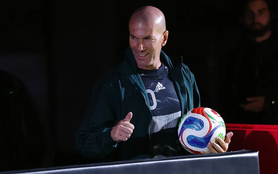 Huyền thoại Zidane bên cạnh trái bóng 