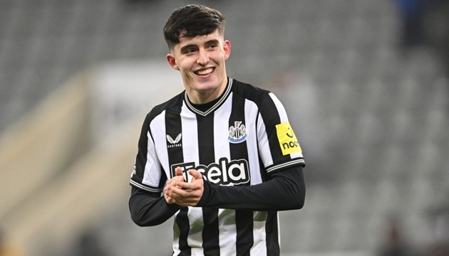 Arsenal nhắm Livramento.