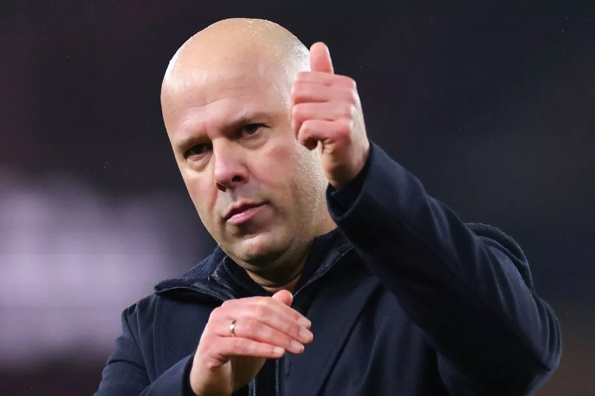 HLV Arne Slot xác nhận tung nhiều trụ cột đấu Barnsley.