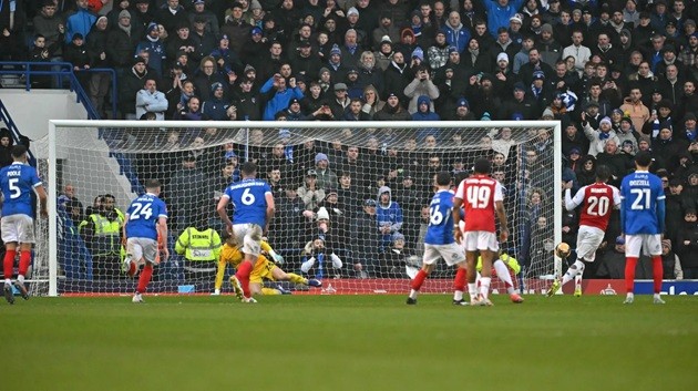 Madueke đã đá hỏng phạt đền.