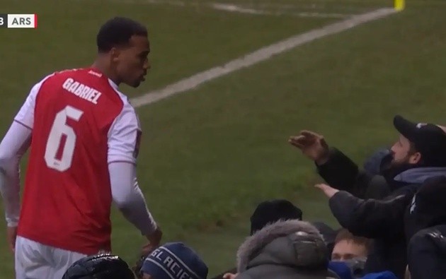 Gabriel tranh cãi với CĐV đội chủ nhà