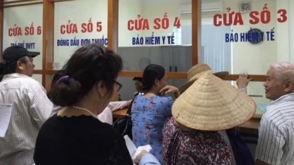 Căn cứ Điều 2 Nghị quyết số 261/2025/QH15 của Quốc hội, có hiệu lực từ ngày 1/1/2026, hai nhóm đối tượng sẽ được hưởng mức thanh toán 100% chi phí khám, chữa bệnh BHYT, gồm: người tham gia BHYT thuộc hộ gia đình cận nghèo và người từ đủ 75 tuổi trở lên đang hưởng trợ cấp hưu trí xã hội.

