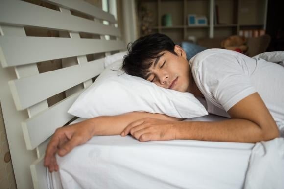 Một nghiên cứu công bố tháng 3/2023 trên Tạp chí Tim mạch châu Âu về phòng ngừa cũng chỉ ra rằng, nhóm ngủ từ 7–8 giờ mỗi đêm có nguy cơ sức khỏe thấp nhất. 