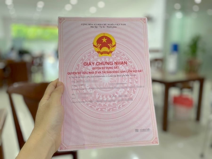 Đối với hộ gia đình đang sử dụng đất, khi thực hiện đăng ký và cấp sổ đỏ lần đầu, Giấy chứng nhận phải thể hiện đầy đủ thông tin của các thành viên có chung quyền sử dụng đất.