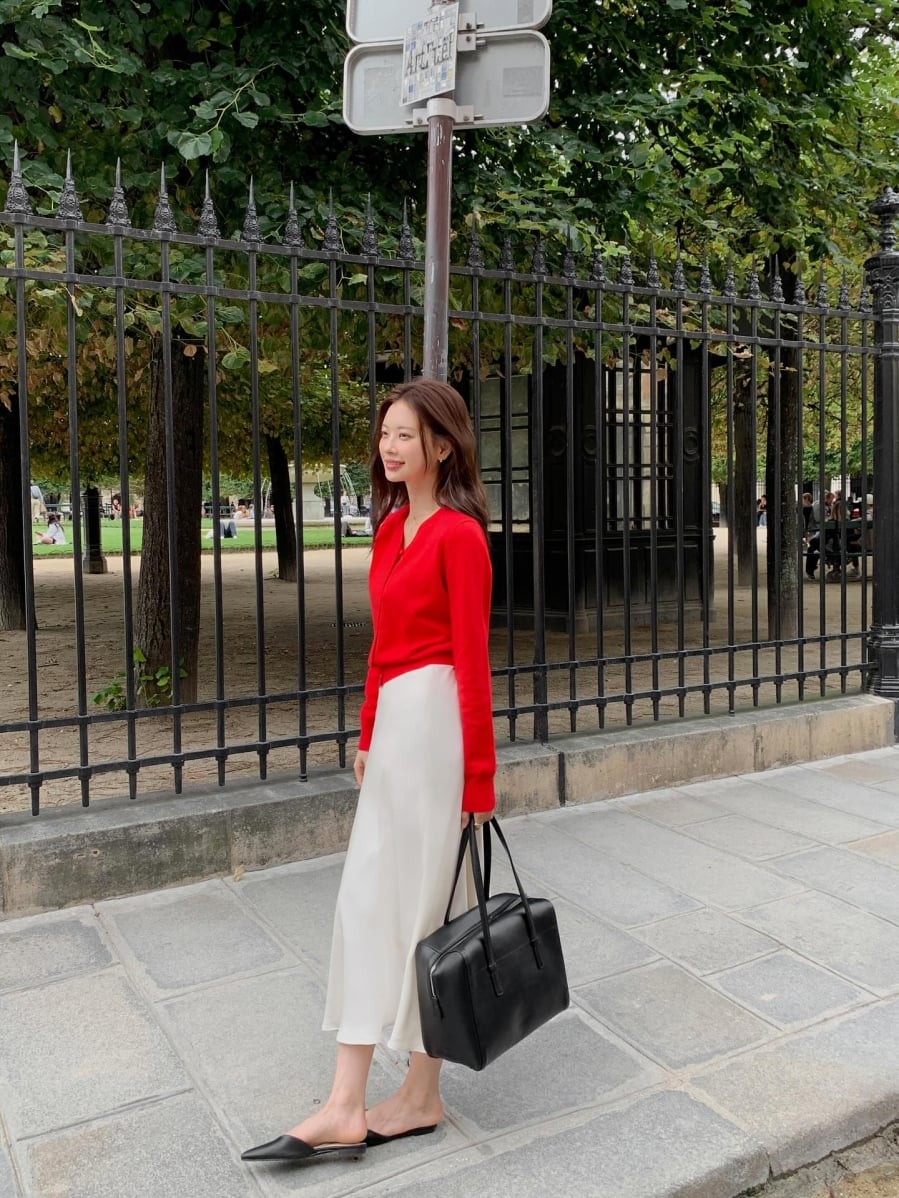 Điểm nổi bật của kiểu váy này nằm ở chất liệu mềm, rũ tự nhiên, giúp chuyển động uyển chuyển và tạo cảm giác tinh tế 