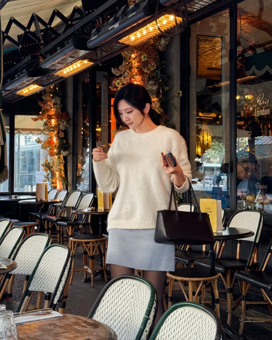 Thiết kế không quá ôm sát giúp người mặc cảm thấy thoải mái khi di chuyển, đồng thời vẫn giữ được sự gọn gàng và chỉn chu cần thiết