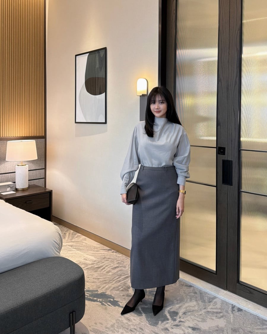 Phom váy thẳng, rơi tự nhiên giúp tổng thể trang phục trở nên gọn gàng, kín đáo và dễ tạo cảm giác thanh thoát cho người mặc.