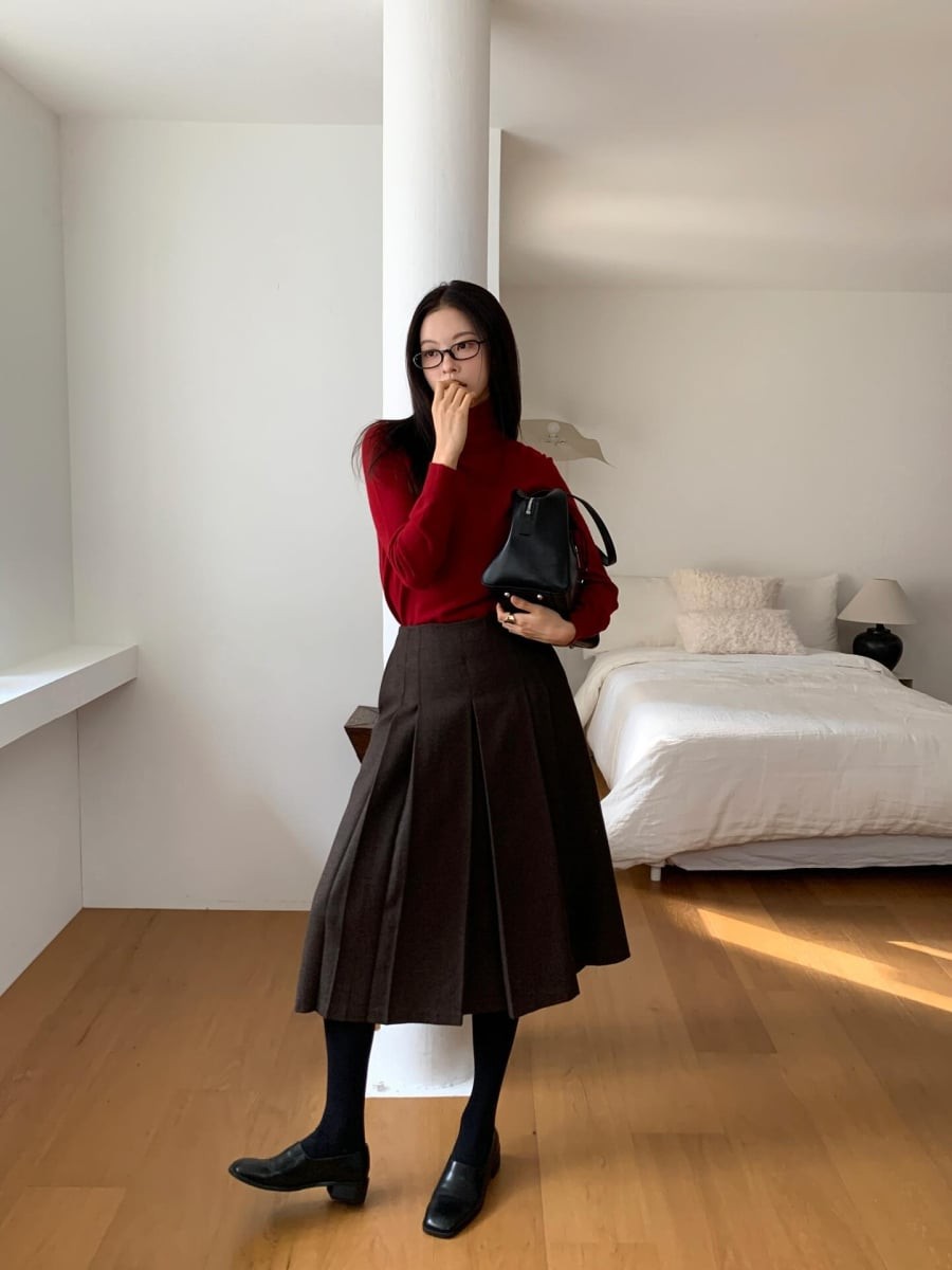 Khác với các kiểu xếp ly nhỏ truyền thống, chân váy xếp ly to bản được dự đoán sẽ tạo dấu ấn rõ nét trong năm 2026. 