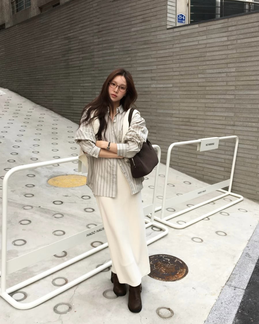 Không còn bó hẹp trong hình ảnh nữ tính quen thuộc, chân váy trắng được biến tấu đa dạng với các phom dáng suông, chữ A hoặc xếp ly, phù hợp với nhiều phong cách khác nhau.