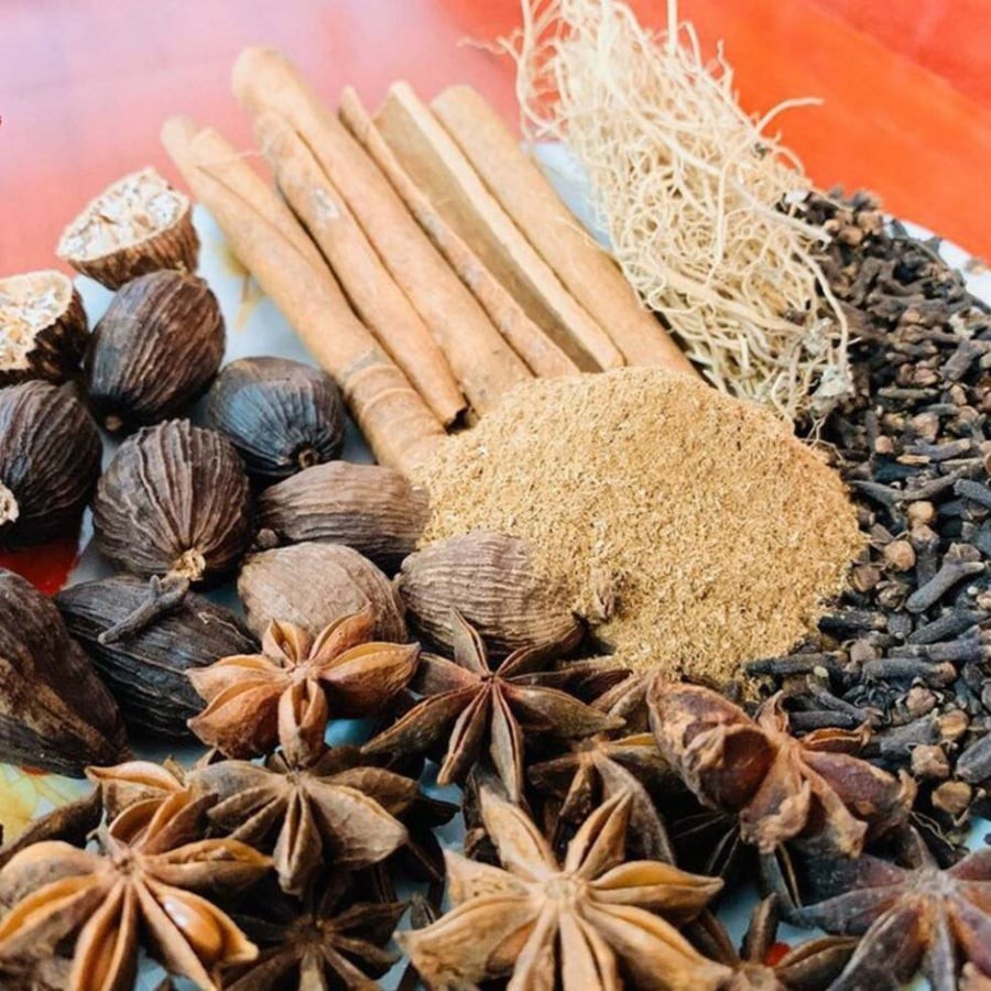 Ngũ vị hương thường là sự kết hợp của các nguyên liệu tự nhiên như: đinh hương, quế, hồi, gỗ vang, bạch đàn và có thể thêm sả, lá mùi… Các loại thảo mộc này tạo mùi thơm dịu nhẹ, mang ý nghĩa xua đi những uế khí và mời gọi khí lành.