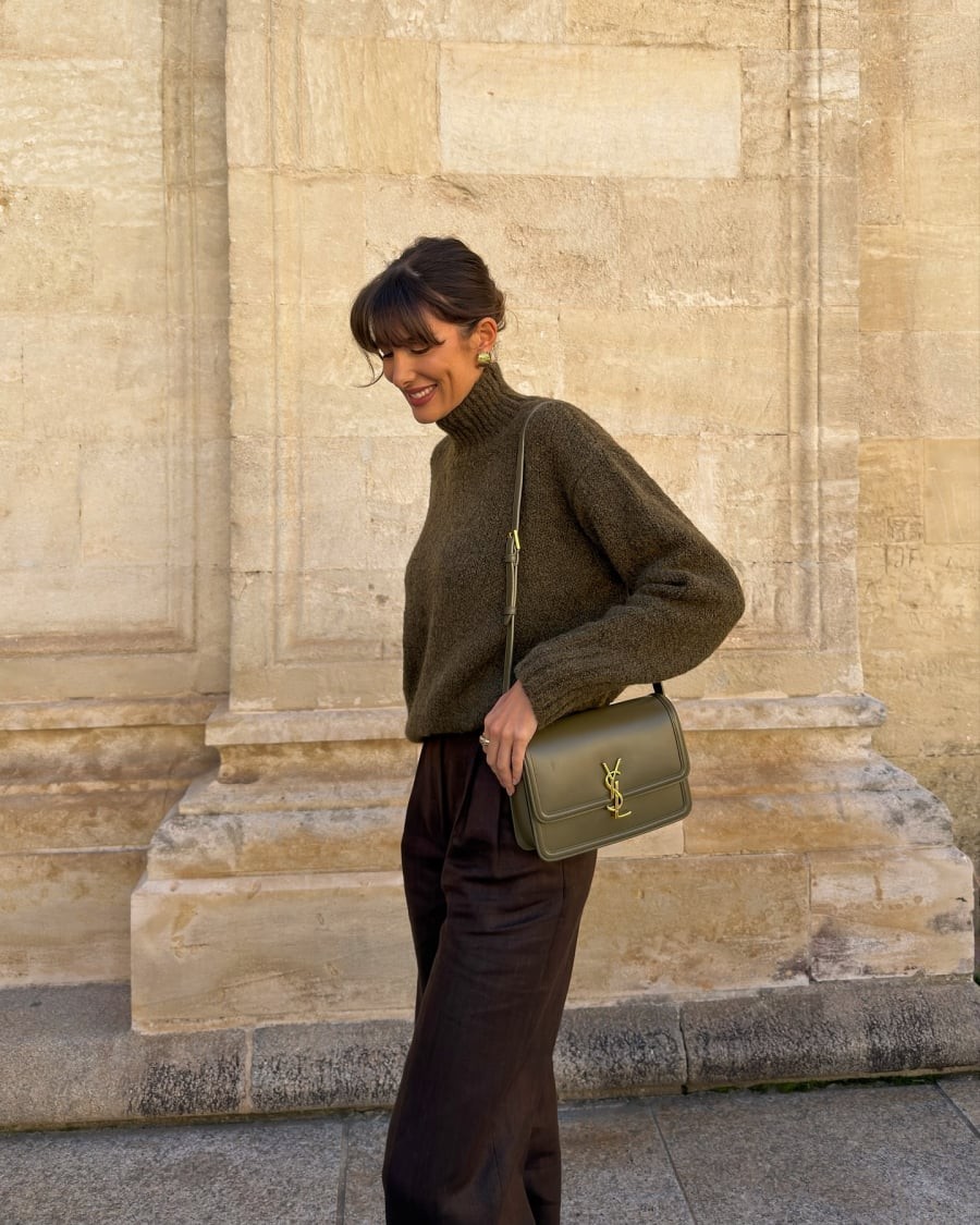 Điểm tinh tế nằm ở cách mặc áo, khi thì sơ vin gọn gàng, khi chỉ sơ vin nhẹ phần trước để tạo hiệu ứng eo thon và vóc dáng thanh thoát. 