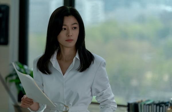 Áo khoác dáng dài, sơ mi phom chuẩn và quần âu được cắt may tinh tế là những món đồ xuất hiện xuyên suốt, tạo nên hình ảnh một người phụ nữ từng trải, điềm tĩnh