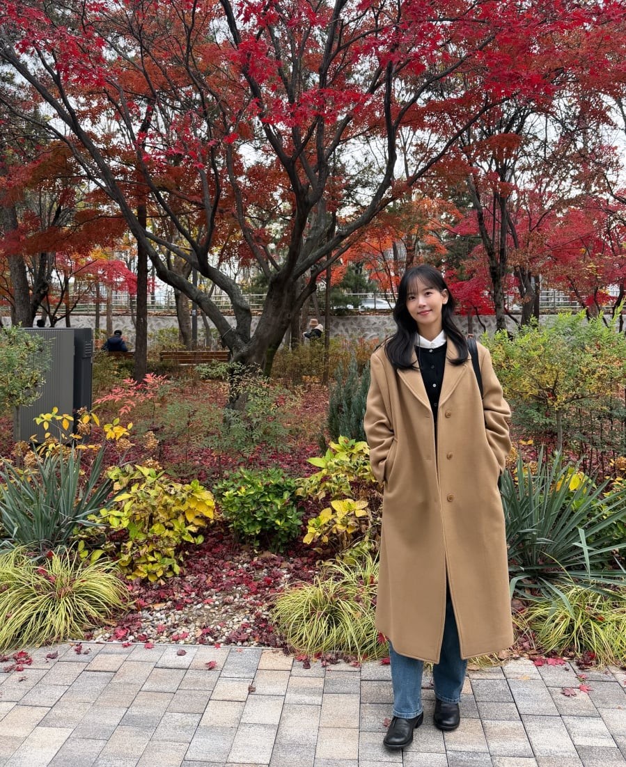 Trong những ngày thời tiết lạnh, áo khoác dáng dài là item xuất hiện thường xuyên trong tủ đồ của Kang Han Na.