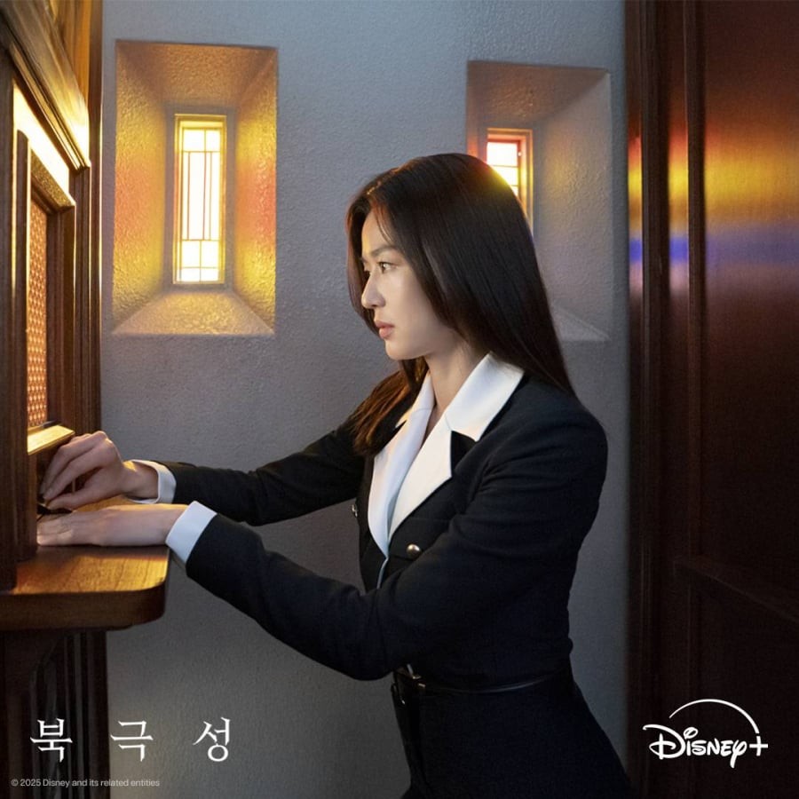 Phong cách thời trang của nhân vật thể hiện rõ tinh thần quyền lực, chín chắn và tối giản, phù hợp với vai trò và xuất thân.