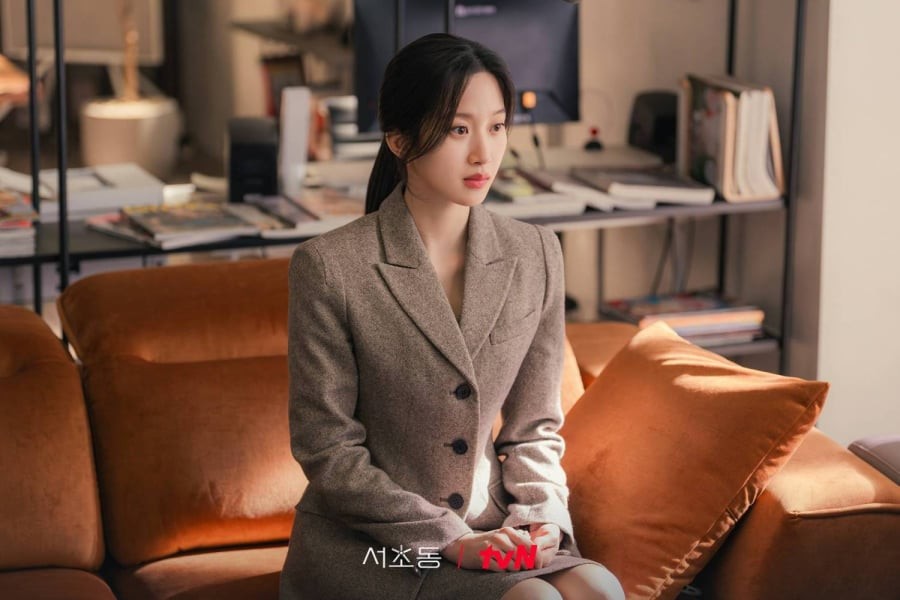 Thời trang của nhân vật bám sát môi trường công sở, nhưng được xử lý khéo léo để tránh cảm giác khô cứng.