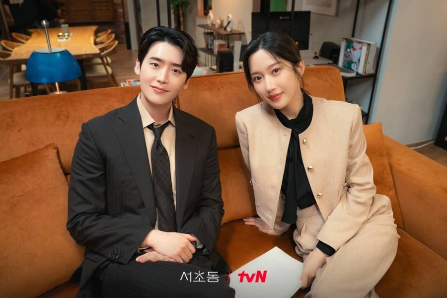 Đôi lúc, các chi tiết layering tinh tế hoặc phụ kiện tối giản được thêm vào để tạo điểm mới mẻ mà vẫn giữ trọn tinh thần nghiêm túc của một luật sư.