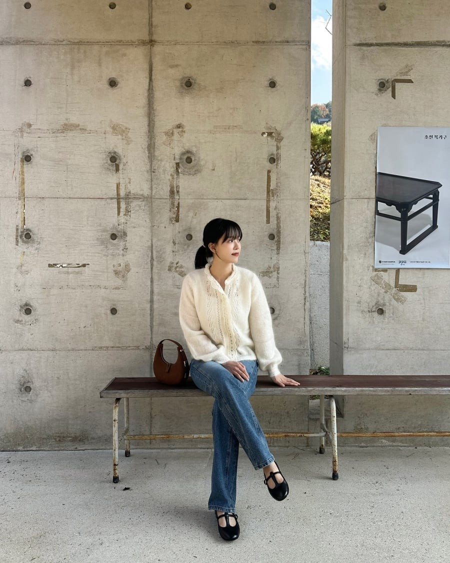 Cardigan trắng kết hợp cùng quần jeans xanh mang lại hiệu ứng trẻ trung rõ rệt, đồng thời vẫn giữ được vẻ thanh lịch