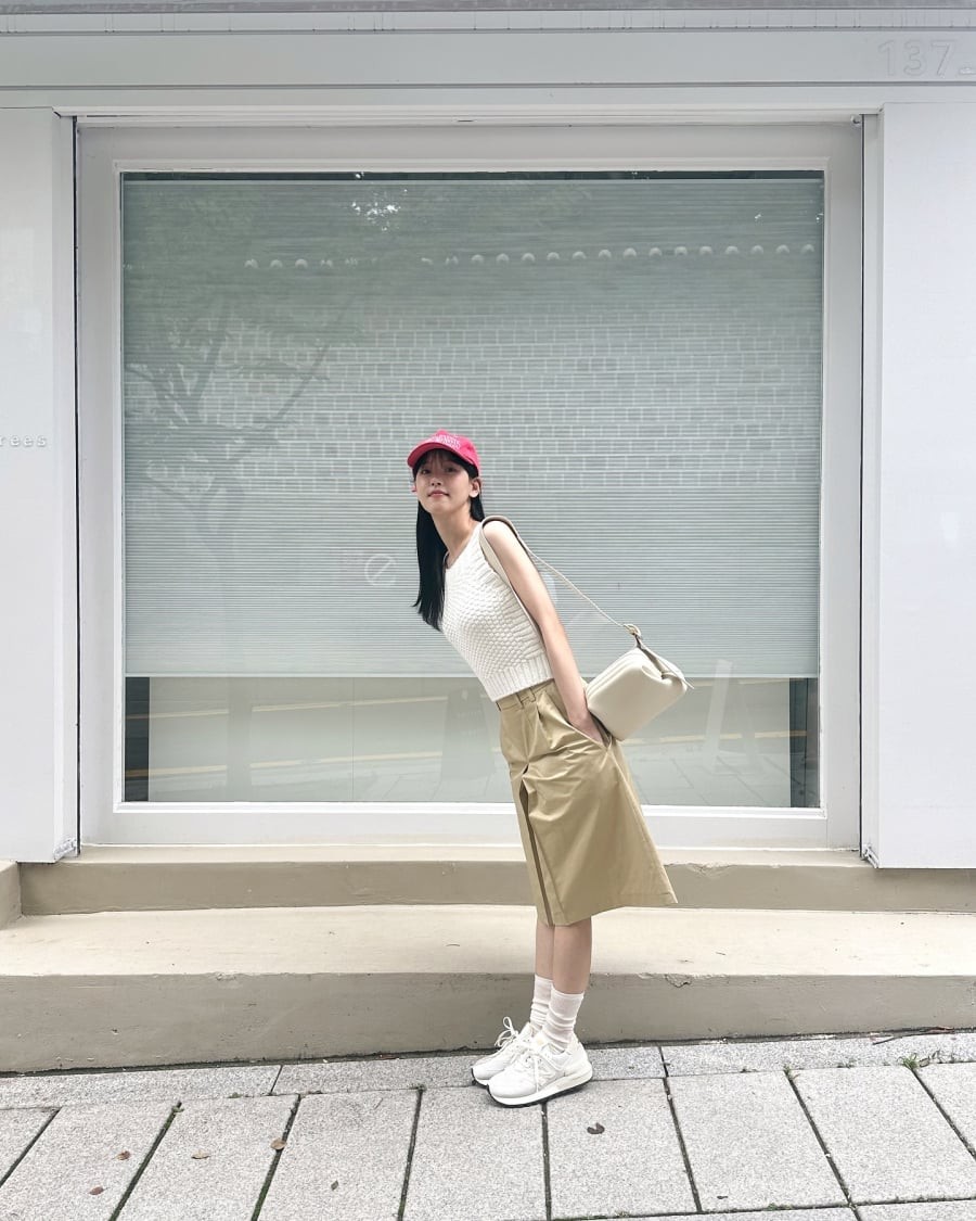 Sneaker trắng và mũ lưỡi trai là những chi tiết giúp set đồ thêm phần tươi mới, mang lại hiệu ứng “hack tuổi” rõ rệt.