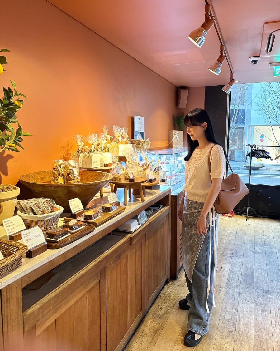 Đây cũng là minh chứng cho việc phong cách “hiền khô” của nữ diễn viên hoàn toàn có thể phù hợp với nhiều hoàn cảnh khác nhau.