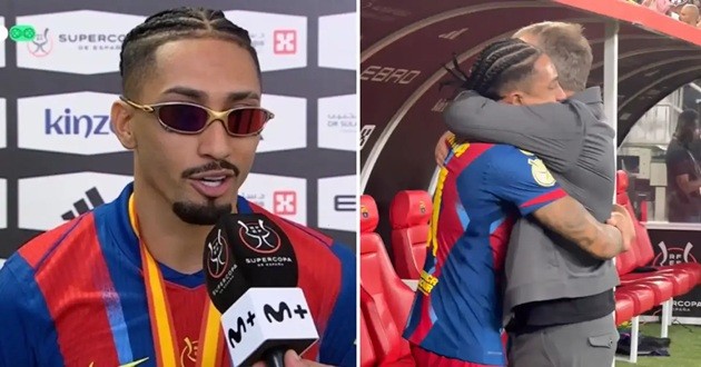 Raphinha đã tri ân Flick sau trận.