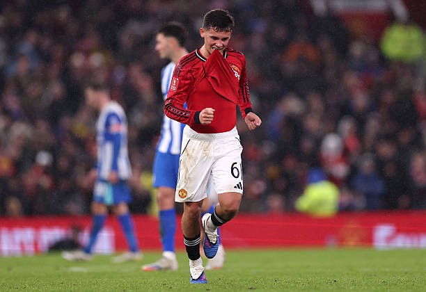 Lacey được Hargreaves bảo vệ. 