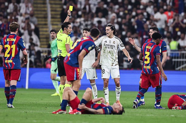 Real tiếp tục bị Barca đánh bại.