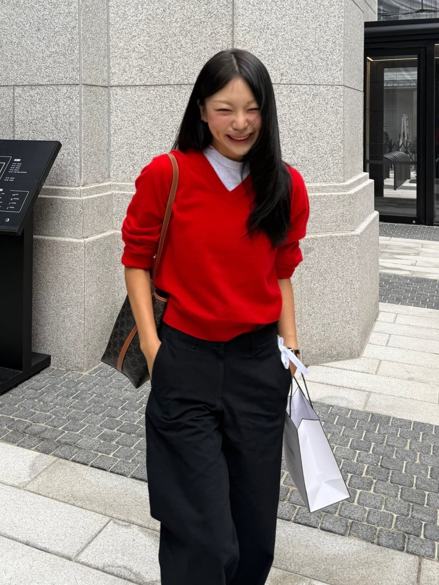 Trong thời trang cao cấp, các tông đỏ rượu vang, đỏ mận hay burgundy thường được ưa chuộng hơn đỏ tươi vì tạo cảm giác chín chắn và sang trọng.