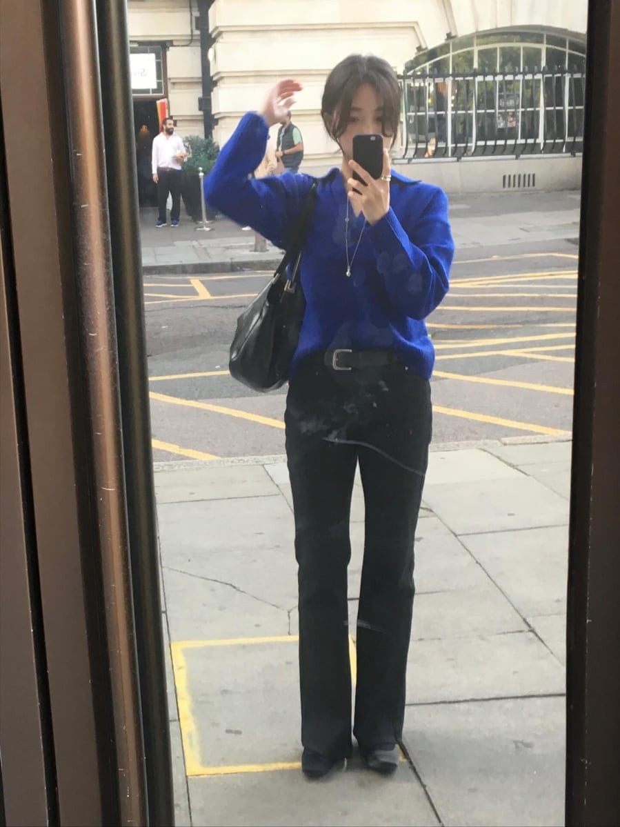 Xanh đậm, đặc biệt là xanh navy hoặc xanh dương, luôn nằm trong nhóm những màu sắc sang trọng bậc nhất.