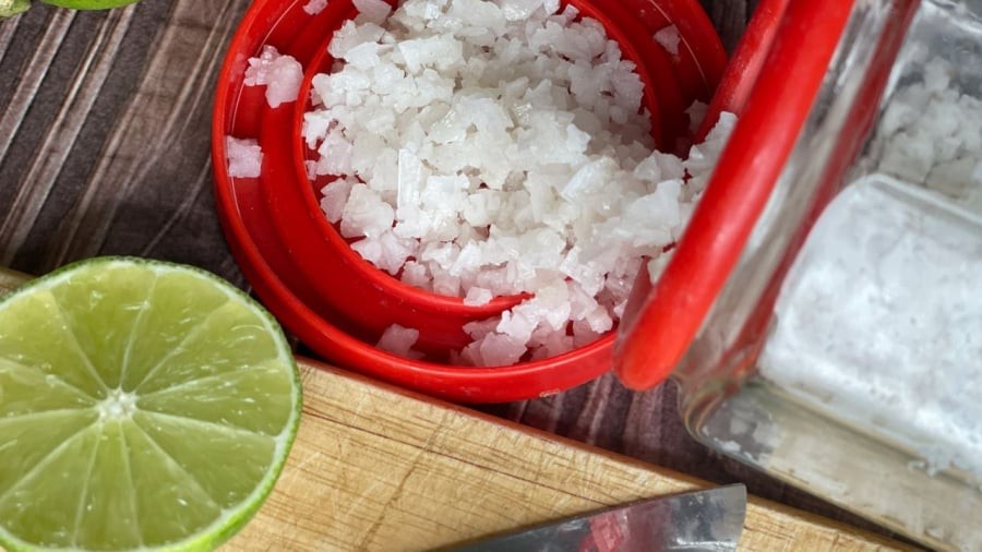 Bạn có thể uống nước chanh muối ấm vào buổi sáng nhưng chỉ nên sử dụng lượng chanh và lượng muối nhỏ để tránh làm ảnh hưởng đến sức khỏe.