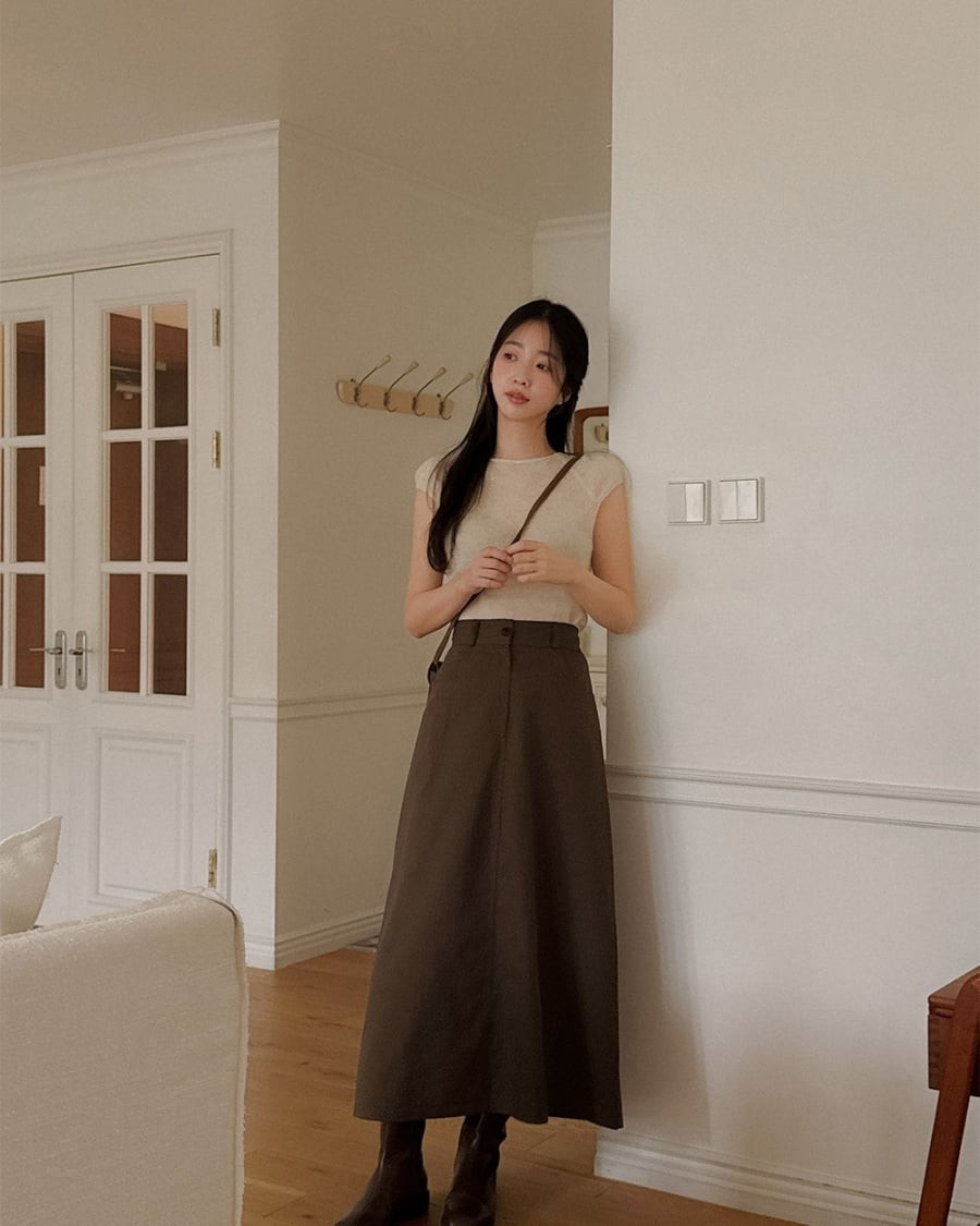 Áo len cộc tay là lựa chọn lý tưởng cho những ngày giao mùa, khi thời tiết chưa quá lạnh nhưng vẫn cần sự ấm áp vừa đủ.