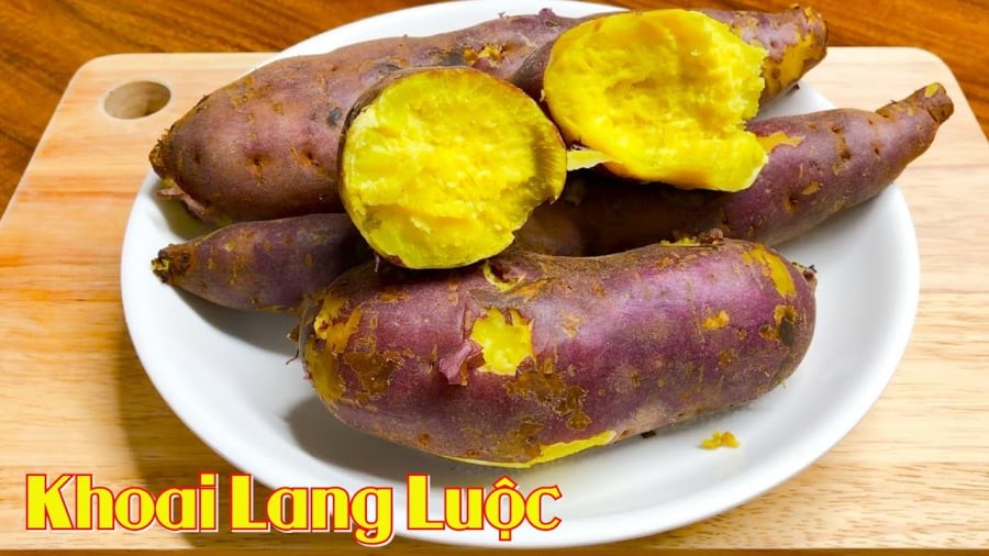 Luộc khoai không cần nước, dùng thứ này khoai bở tung, mềm ngọt