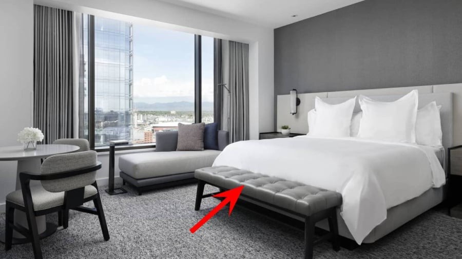 Chiếc ghế đặt cuối giường được gọi là Bedroom Bench hoặc Bed Bench. 