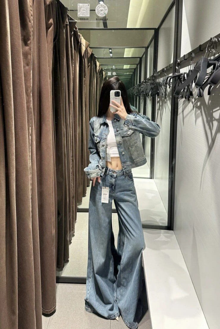 Áo khoác denim dáng lửng đi cùng quần ống loe gợi nhắc tinh thần retro nhưng vẫn rất hợp xu hướng. 