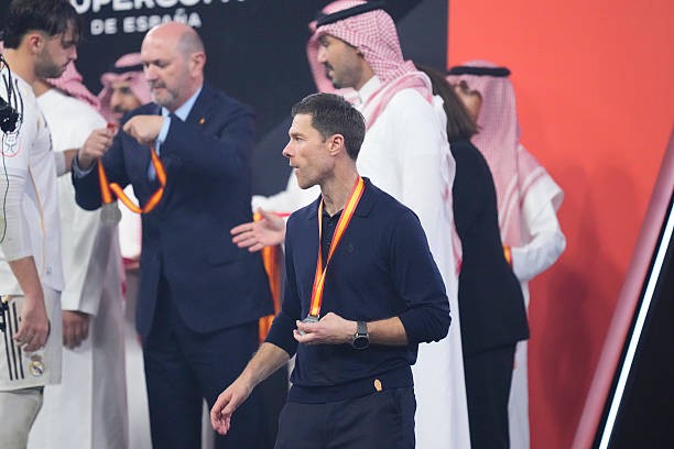 Alonso rời ghế nóng một cách chóng vánh.