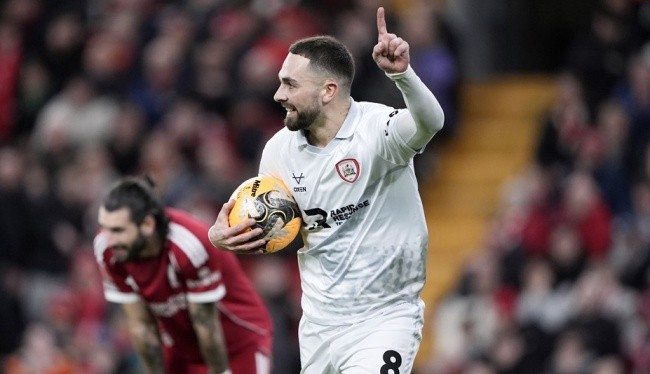 Barnsley có bàn rút ngắn tỷ số.