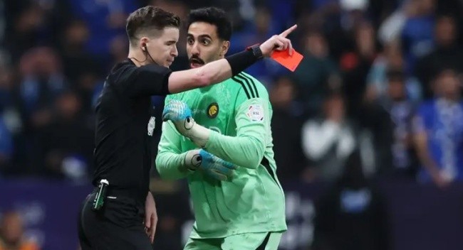 Thẻ đỏ tai hại của Nawaf Alaqidi.