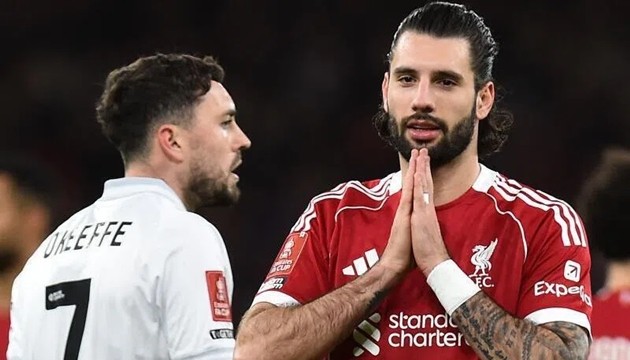 Arne Slot không hài lòng với Szobozslai.