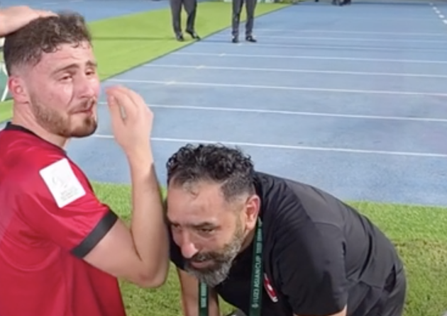 Ban huấn luyện và cầu thủ U23 Jordan bật khóc khi U23 Việt Nam loại U23 Saudi Arabia. Ảnh: AFC