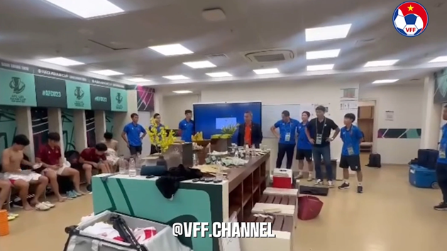 Chủ tịch VFF Trần Quốc Tuấn chúc mừng và động viên U23 Việt Nam. Ảnh: VFF