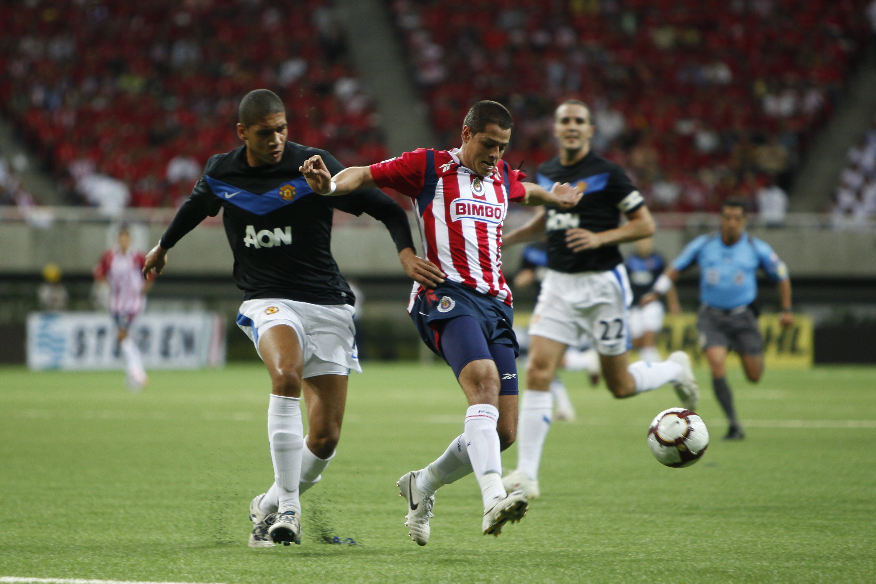 Chicharito là cầu thủ ghi bàn đầu tiên trên sân vận động
