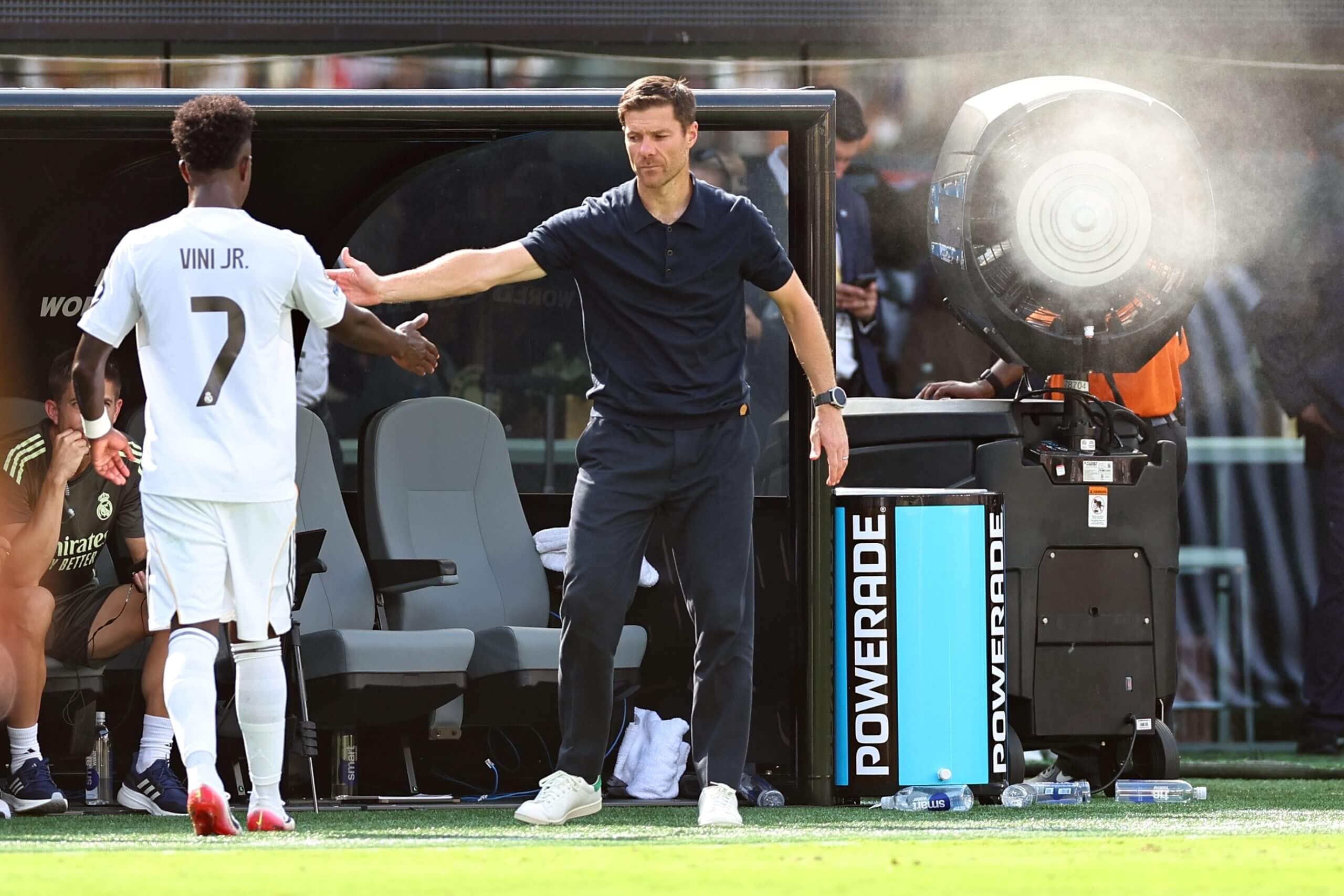 Căng thẳng giữa Vinicius và Alonso