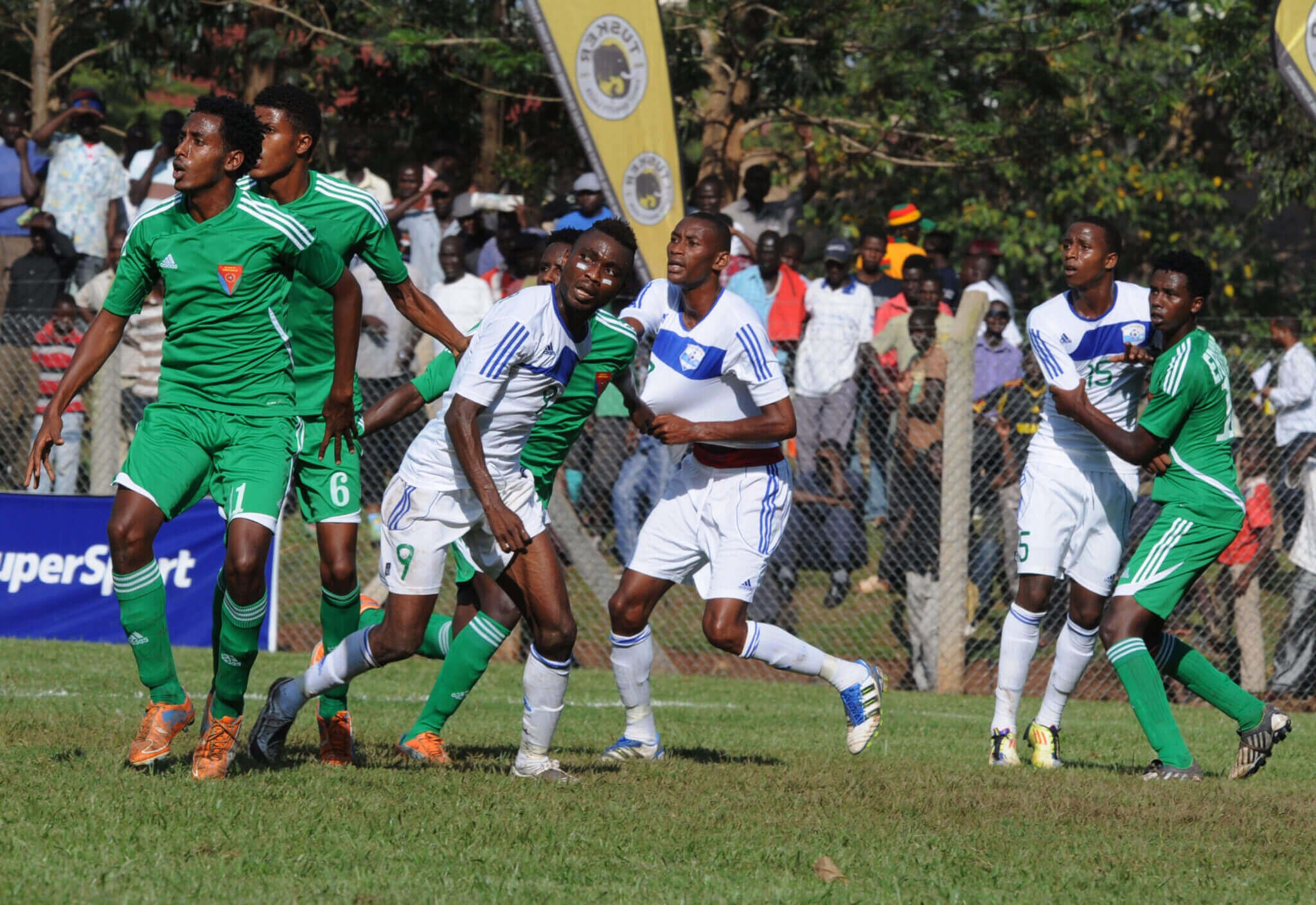 Đội tuyển Eritrea (áo xanh) thi đấu với Rwanda năm 2012.