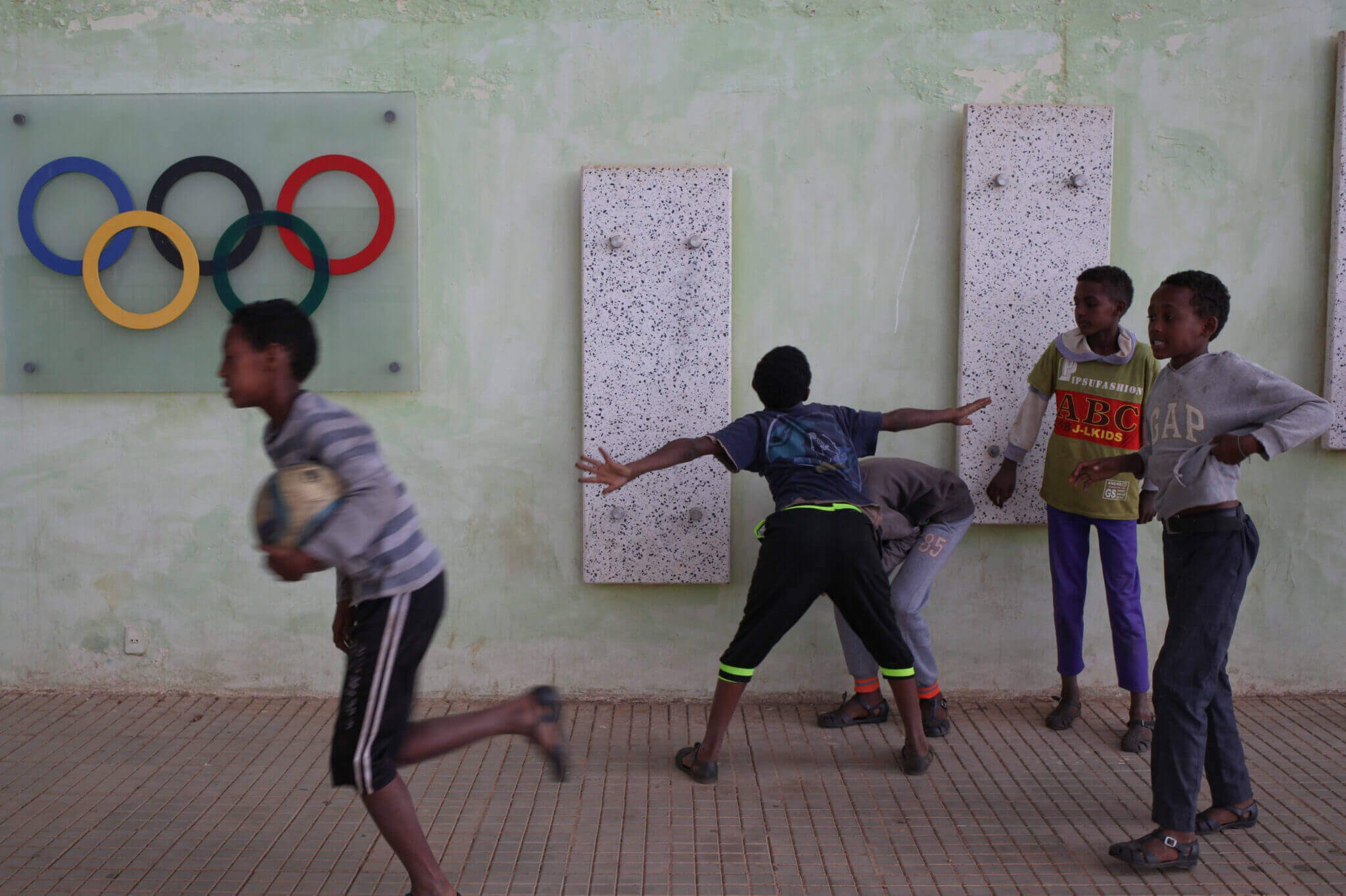 Trẻ em chơi đùa ở Asmara, Eritre.