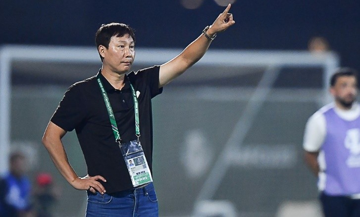 HLV Kim Sang-sik thể hiện tài thao lược.