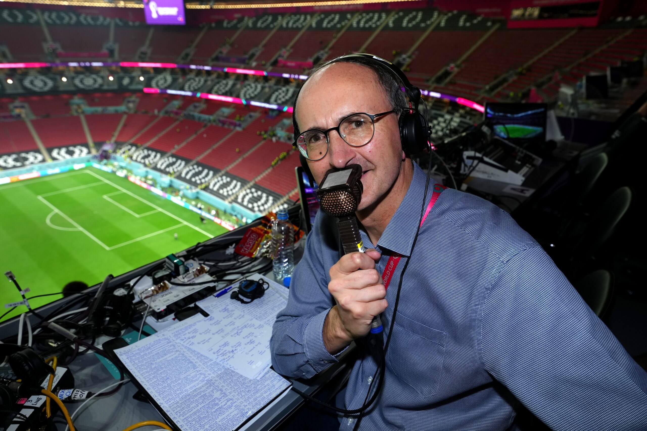 John Murray làm nhiệm vụ cho đài BBC tại World Cup 2022.