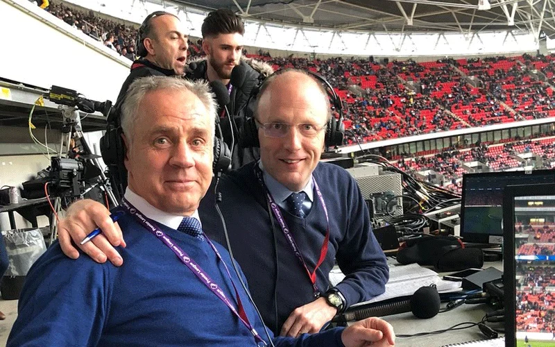 Bình luận viên Peter Drury (phải) và người bạn đồng hành Jim Beglin (trái) trong một trận đấu Ngoại hạng Anh.