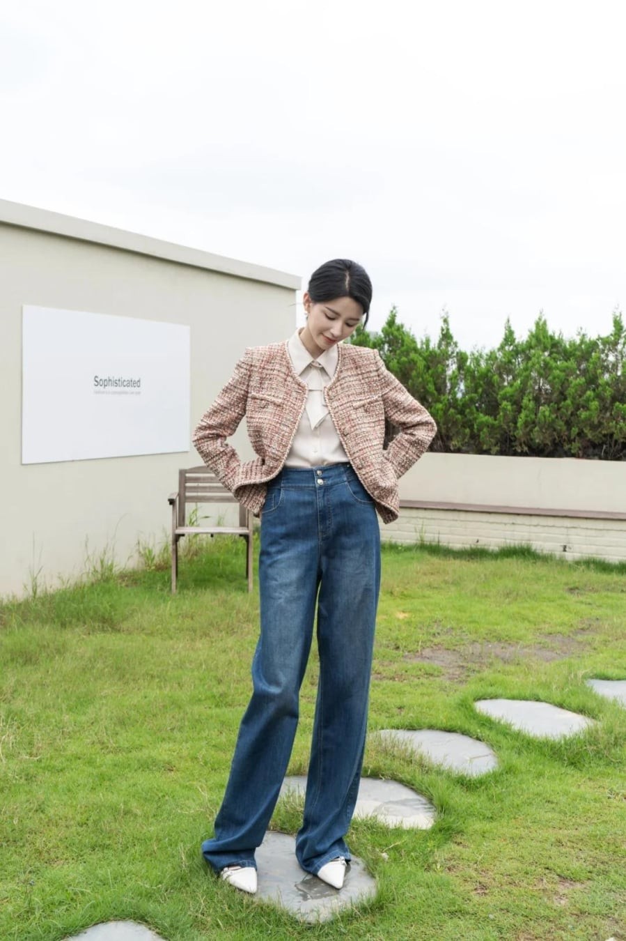 Những thiết kế áo dạ tweed phom suông nhẹ, bảng màu trung tính như be, xám, đen hoặc pastel dịu luôn là lựa chọn an toàn khi kết hợp cùng quần jeans xanh cổ điển. 