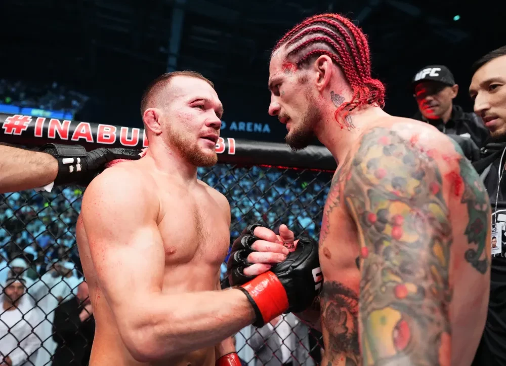 Petr Yan và Sean O'Malley trong trận đấu tại UFC 280