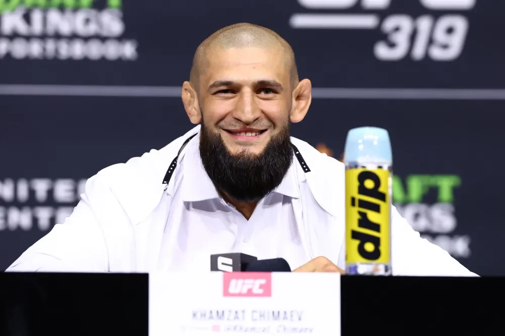 Khamzat Chimaev tại họp báo UFC 319